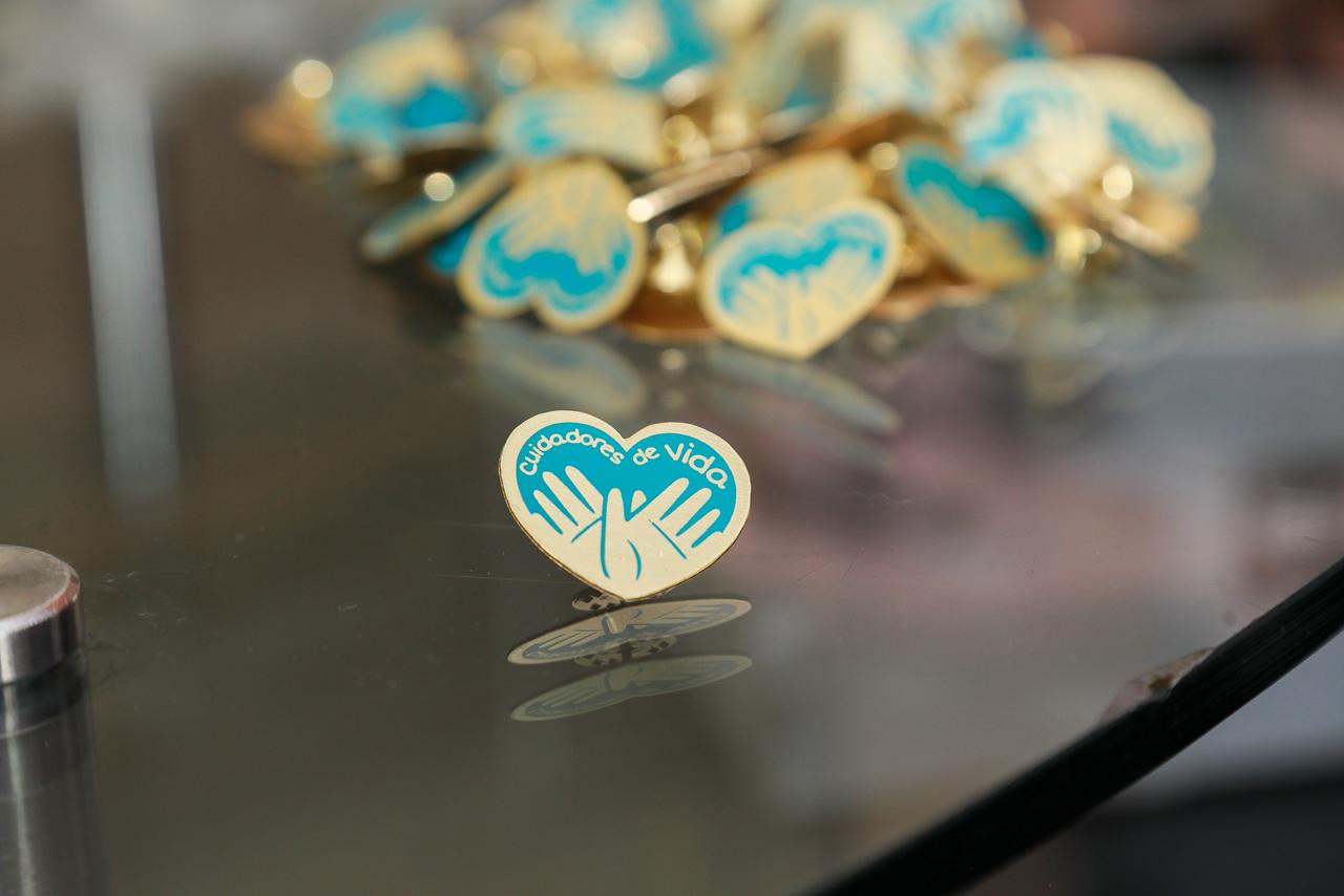 Pin de Manos azules y un corazón dorado