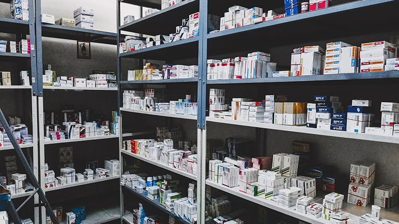 Estantería de una farmacia con diferentes medicamentos