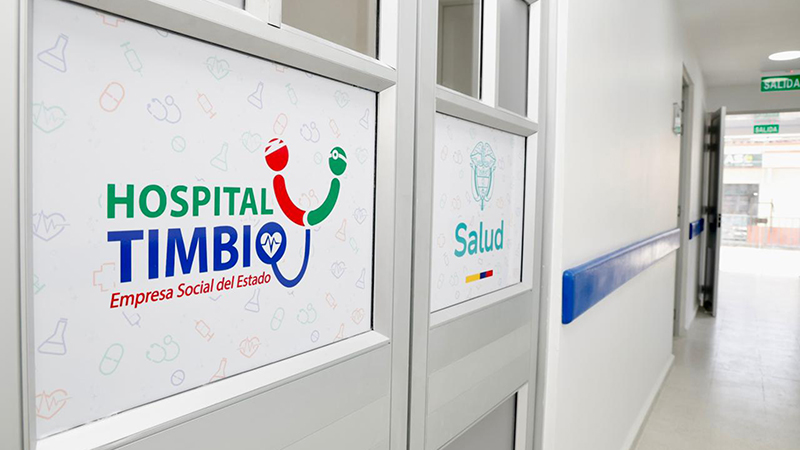 Puerta de hospital con logos de ESE Timbío y MinSalud