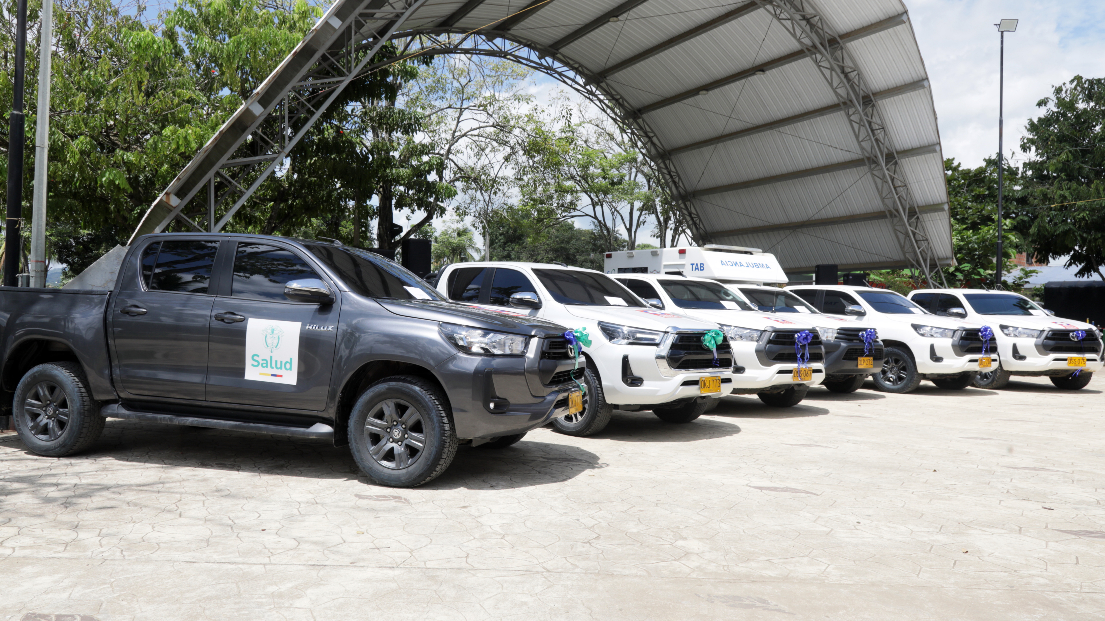 Vehículos para la atención extramural entregados en el departamento de Antioquia