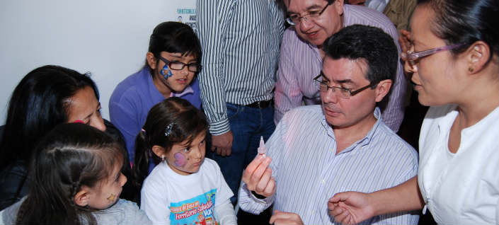 Ministro Alejandro Gavria durante jornada de vacunación en Bosa