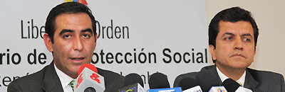 El director General de Salud Pública del Ministerio de la Protección Social, Lenis Enrique Urquijo (a la izquierda)
