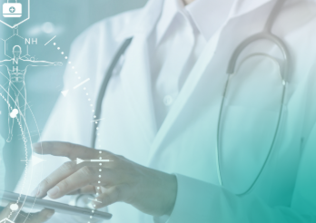 Profesionales de la salud usando herramientas digitales