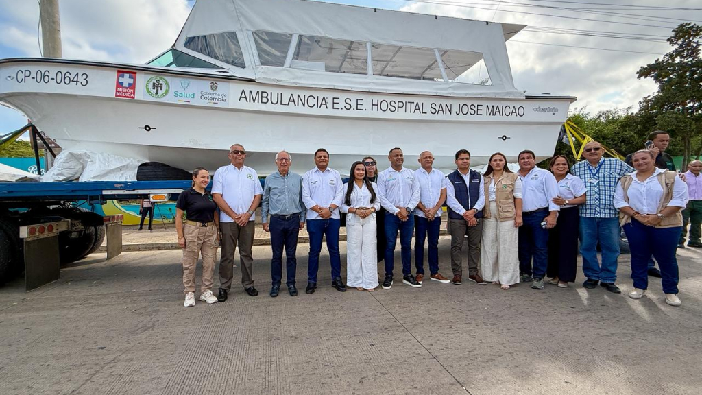 Ministro Jaramillo junto con el personal de la ESE San José de Maicao con Ambulancia Marítima en el fondo