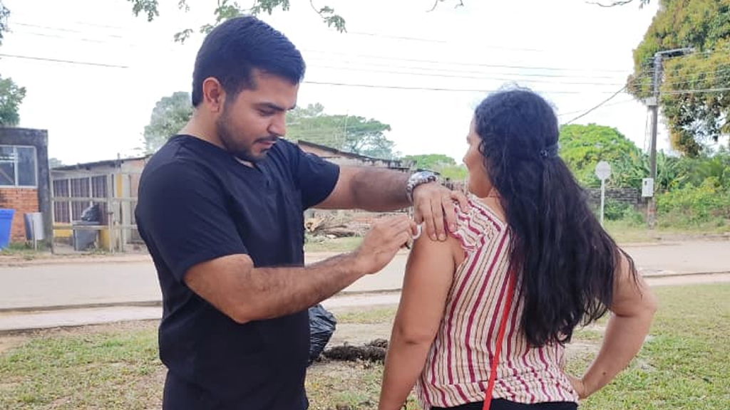 Profesional de la salud vacunando una mujer