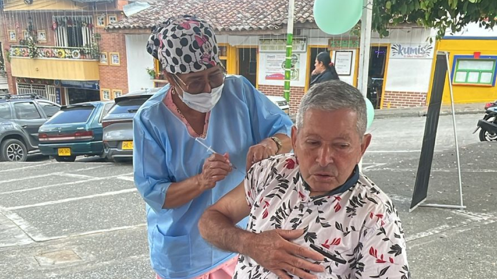 Hombre recibiendo vacuna