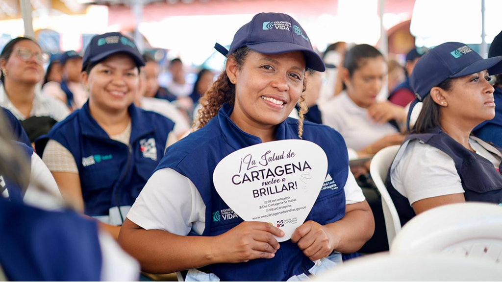 Mujer con panfleto MinSalud