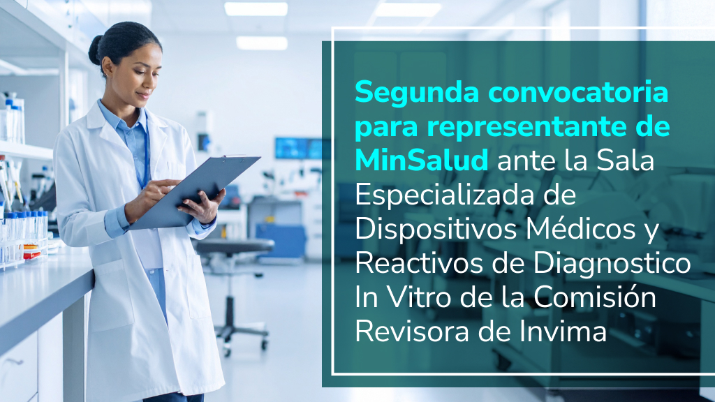 Profesional de la salud sosteniendo una planilla dentro de un laboratorio