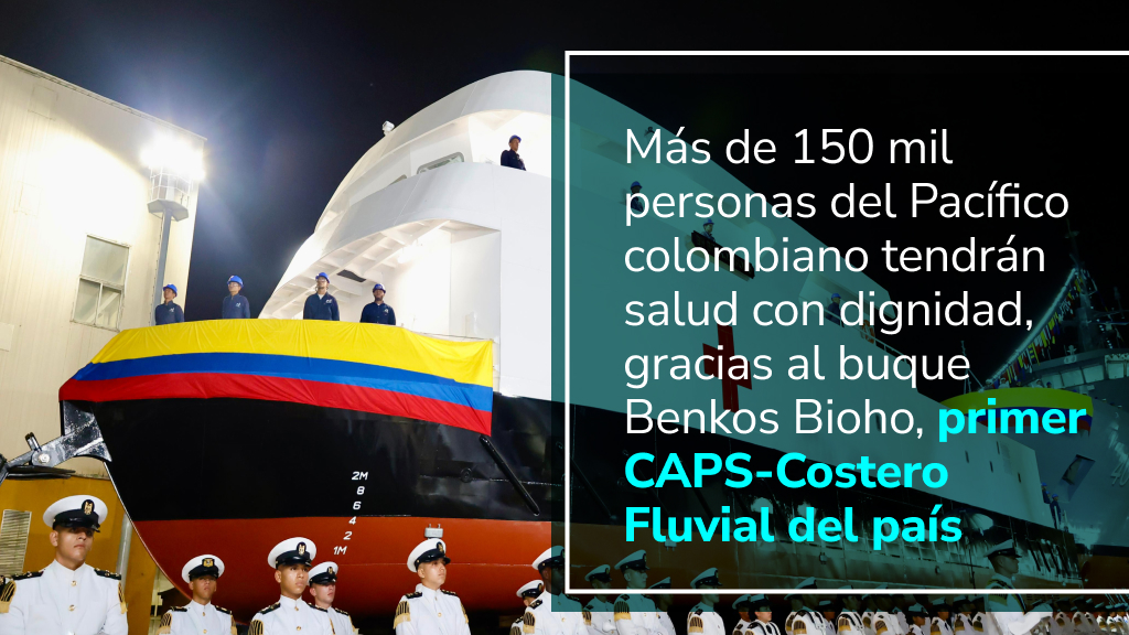 Buque costero en presentación cunto con integrantes de la ARC y la bandera de Colombia en la proa