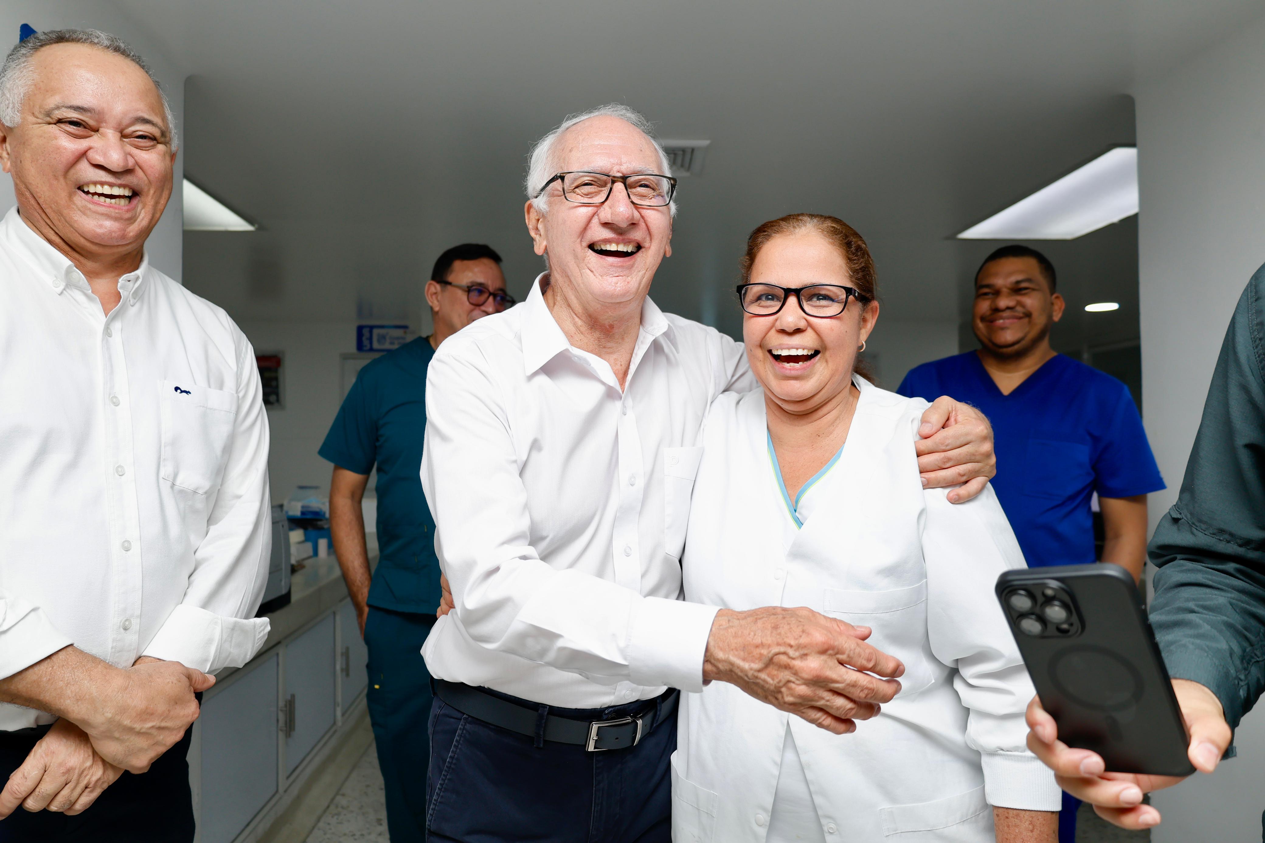 Ministro de salud sonriendo junto con trabajadores del sector salud