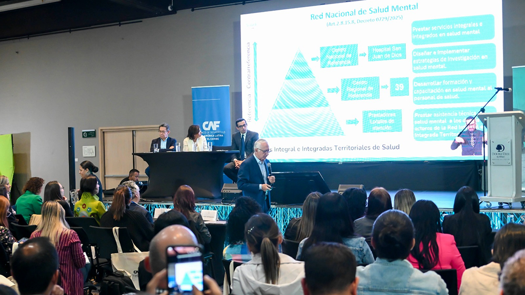 Ministro de Salud Presentando Diapositiva de Red Nacional de Salud Mental frente a asistentes al evento