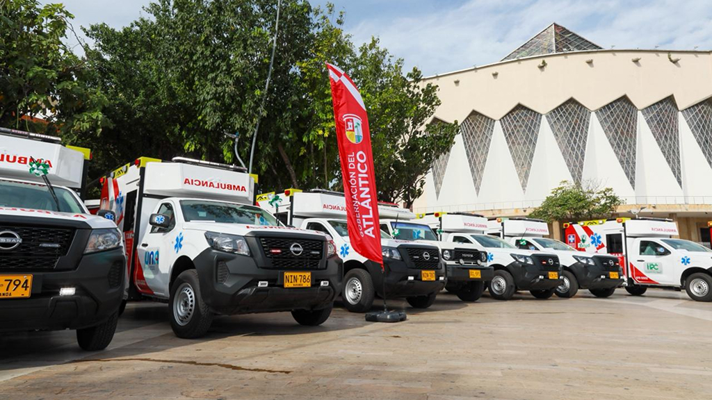 Fila de ambulancias nuevas estacionadas en una plaza pública del departamento del Atlántico, listas para entrega oficial