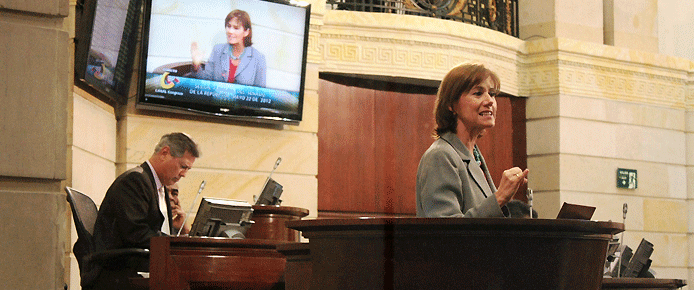 beatriz-congreso-mayo-fondo-tv-may-12.gif