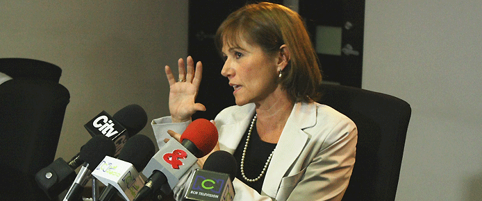 beatriz-rueda-medios-lado-jun-6-12.gif