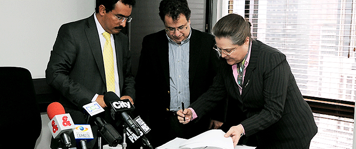 ministro-alcaldesa-firma-dic-02-11.gif
