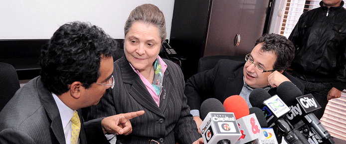 ministro-alcaldesa-medios-dic-02-2011.gif