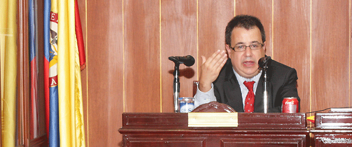 ministro-congreso-cara-manos-jun-2011.gif