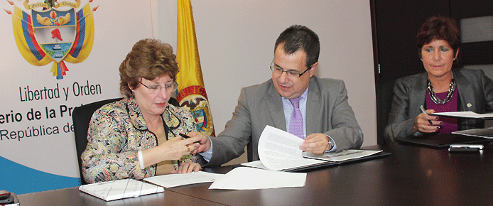 ministro-firma-ops-acuerdo-jun-02-2011.gif