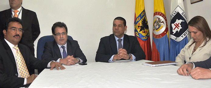 ministro-recorrido-hosp-nov24-mesa2-11.gif