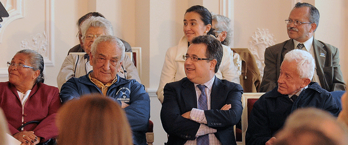 ministro-rodeadoancianos-pres-oct-11.gif
