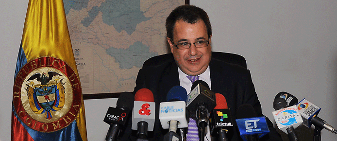santamaria-despedida-solo-medios-risa-ene-23-12.gif