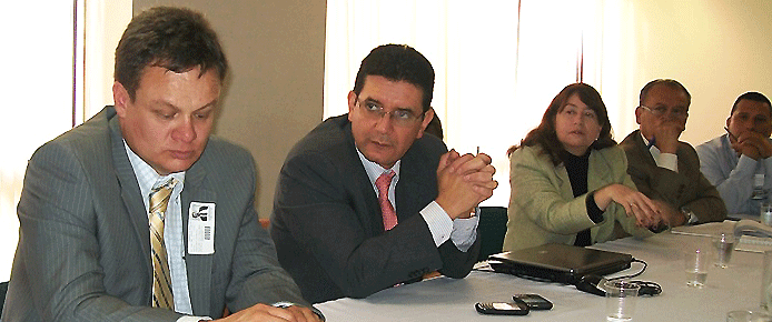 vice-parga-grupo-cara-lado-mesaconc-sep-28-11.gif