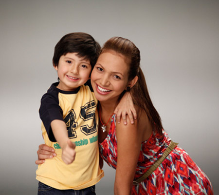 mama abraza hijo