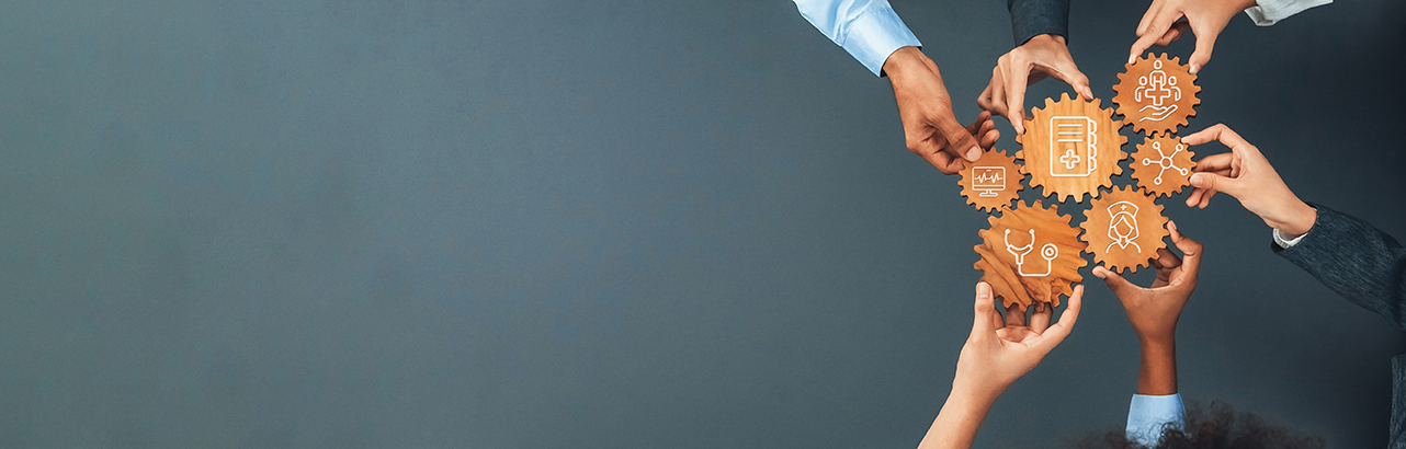 engranages de madera con iconos de salud