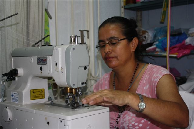 Mujer cosiendo - apoyo al emprendimiento