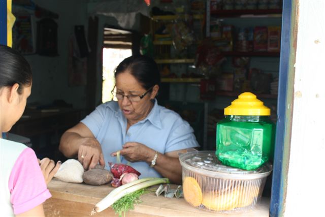 Mujer en su negocio - apoyo a emprendimientos